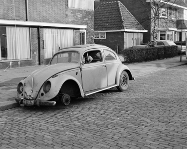 850418 Afbeelding van een autowrak van een Volkswagen Kever (kenteken: VT-70-75) in de Dr. H.J. Lovinklaan in de wijk ...